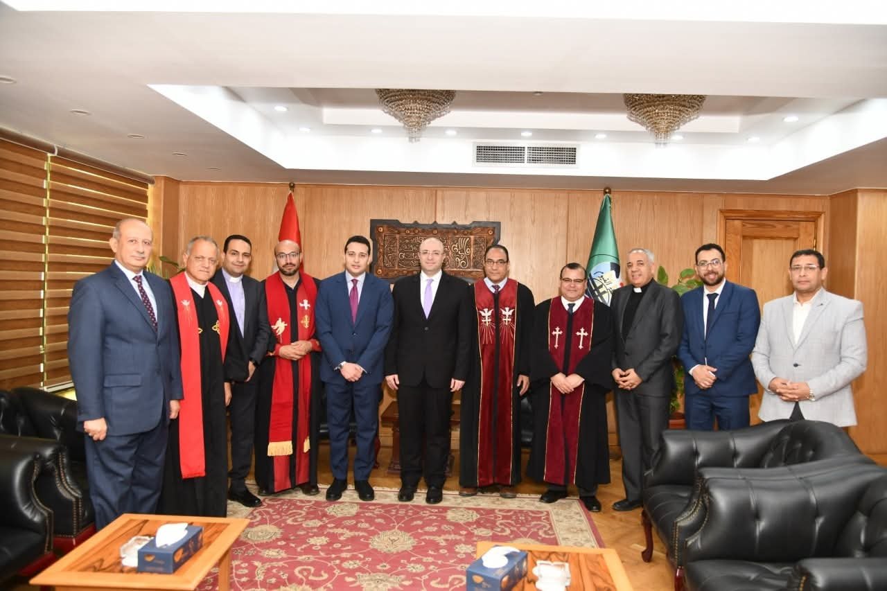 محافظ الفيوم يستقبل وفد الطائفة الإنجيلية للتهنئة بتجديد ثقة القيادة السياسية 