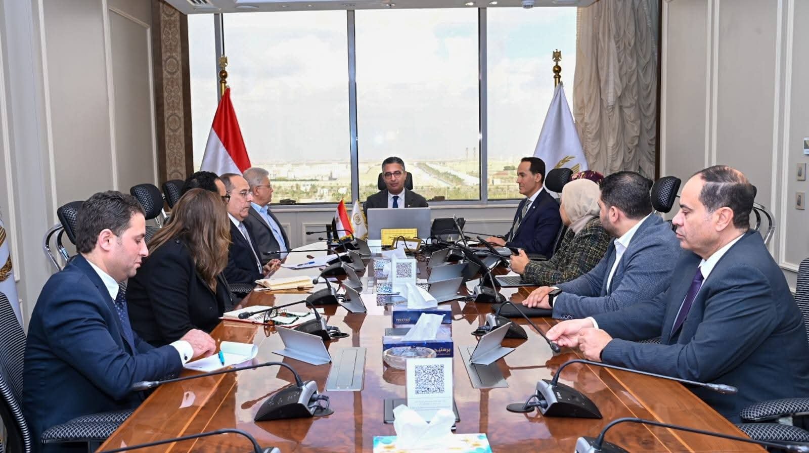 فاروق يعقد اجتماعًا مع مؤسسة حياة كريمة لتعزيز العمل المشترك