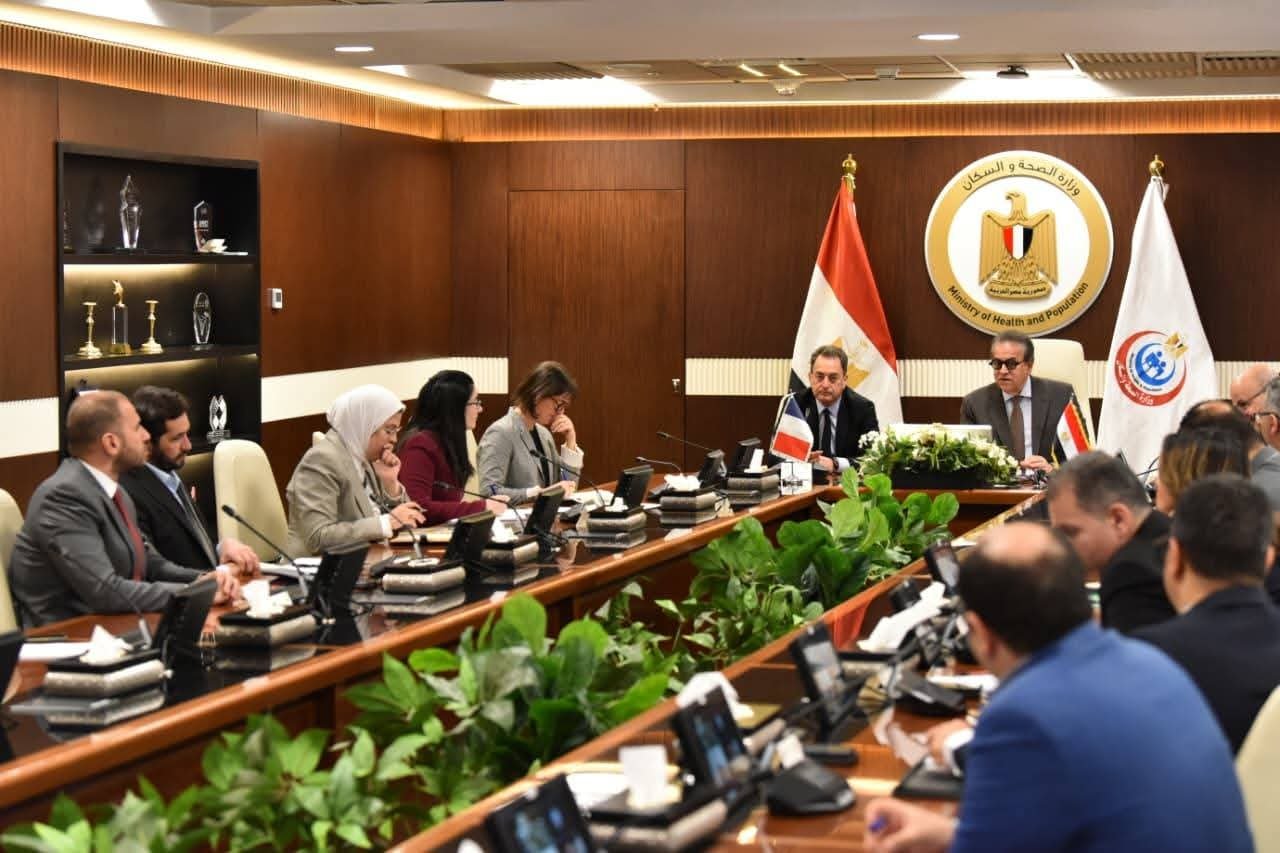 عبد الغفار يبحث مع سفير فرنسا دعم علاج مرضى الأورام القادمين من غزة بمستشفى «جوستاف روسي»