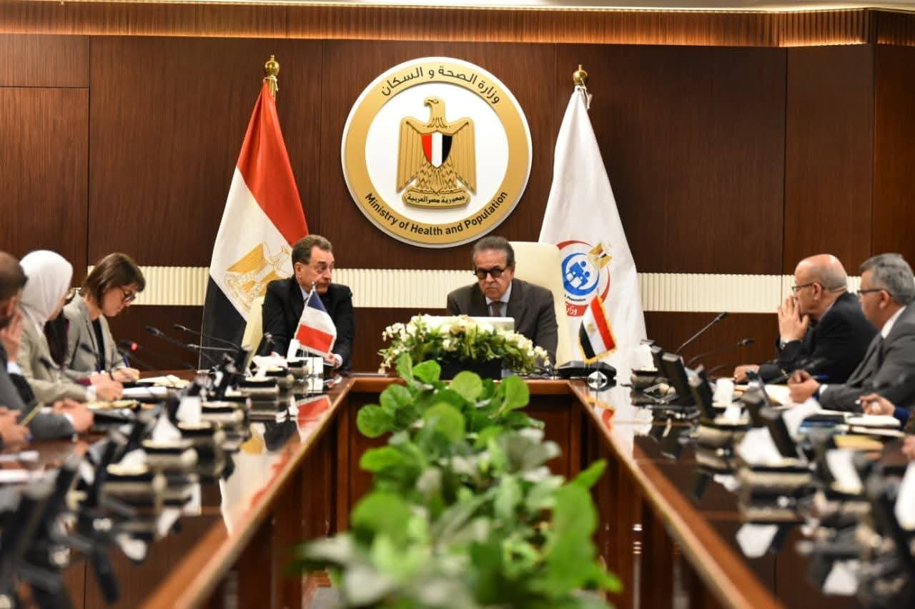 وزير الصحة يبحث مع سفير فرنسا دعم علاج مرضى الأورام القادمين من غزة بمستشفى «جوستاف روسي»