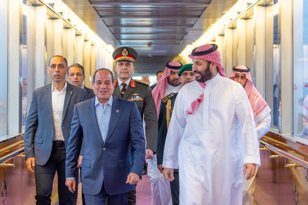 وصول الرئيس المصري إلى جدة واستقبال رسمي من ولي العهد السعودي