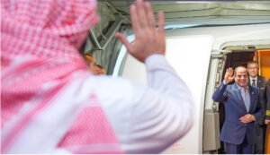 ولي العهد السعودي يودع الرئيس السيسي بمطار جدة في مشهد أخوي رسمي