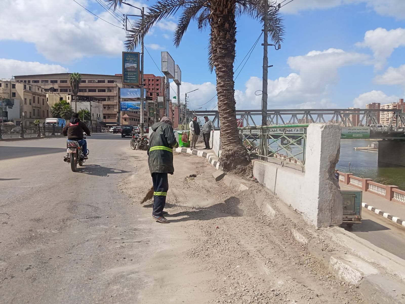 محافظ الدقهلية يوجه بحملة فورية لرفع الأتربة و"الرتش" بطالعة كوبري طلخا من المشاية