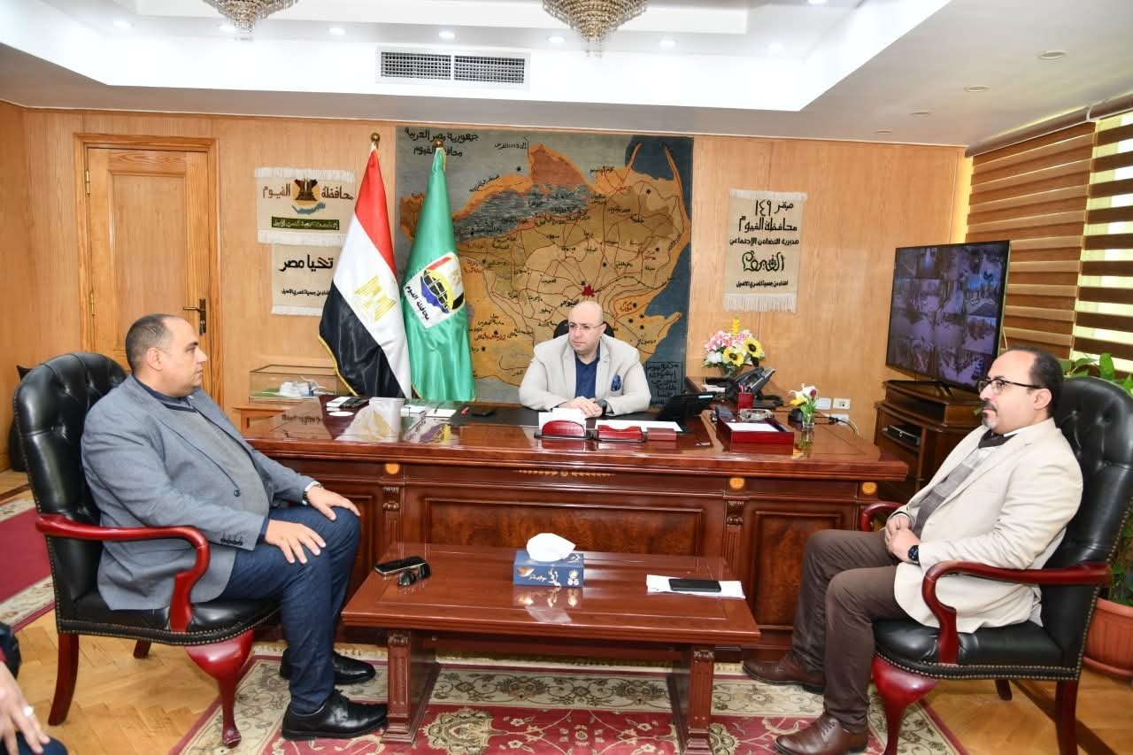 محافظ الفيوم يستقبل وفد المصرية للاتصالات للتهنئة بتجديد ثقة القيادة السياسية
