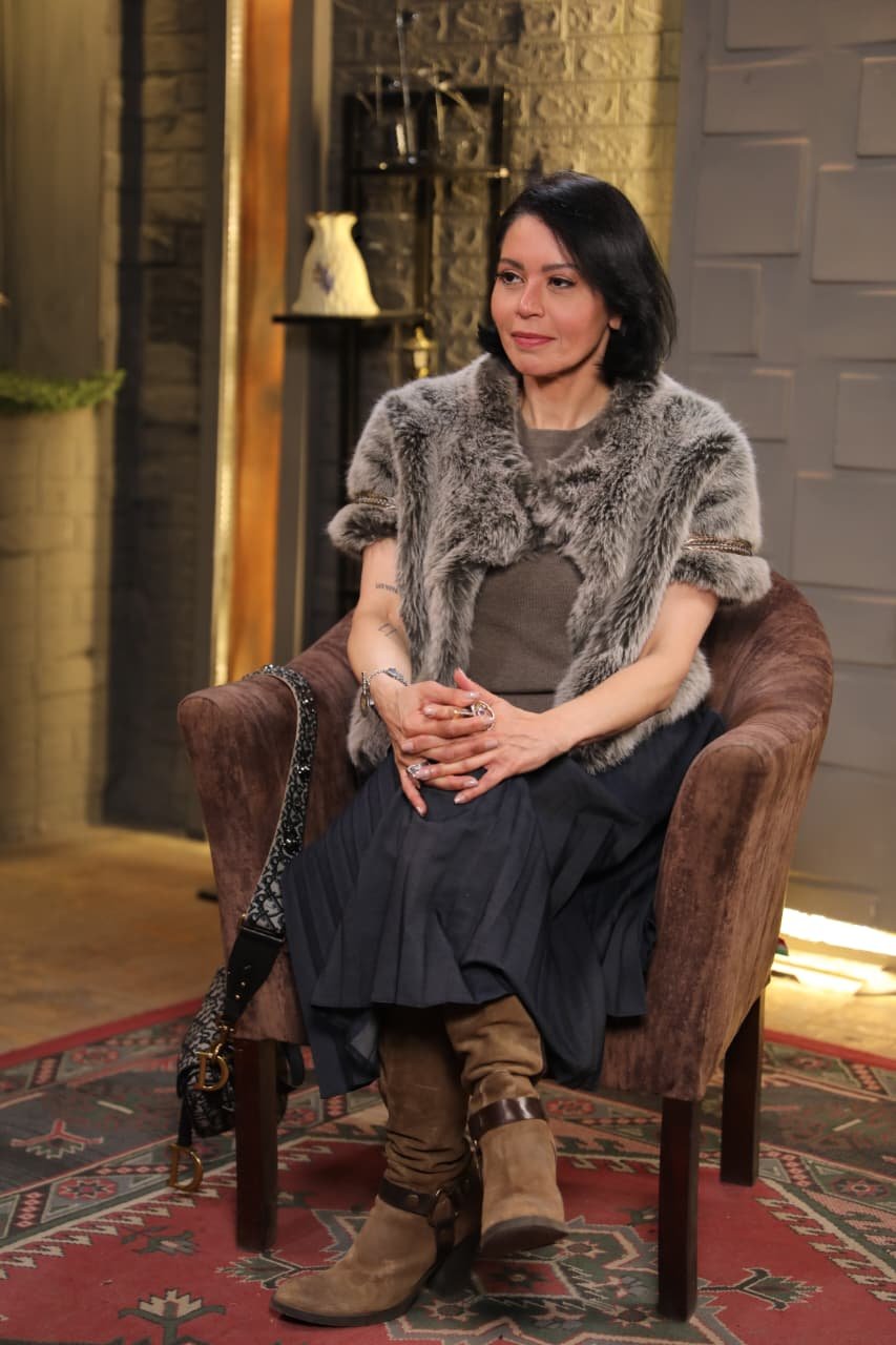 لقاء الخميسي ترد على منتقدي تخليها عن كرامتها بعد مسامحتها لعبد المنصف