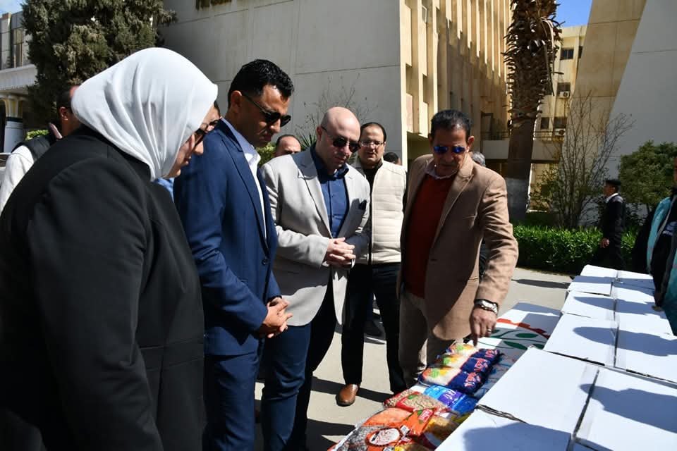 محافظ الفيوم يتفقد قافلة المواد الغذائية المقدمة من مؤسسة صناع الخير بالتعاون مع الشركة المصرية للاتصالات