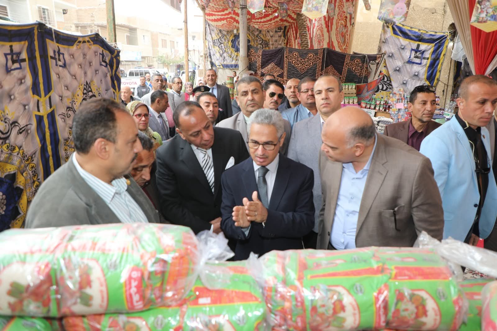 محافظ بني سويف يتفقد شادر السلع واللحوم بمدينة سمسطا 