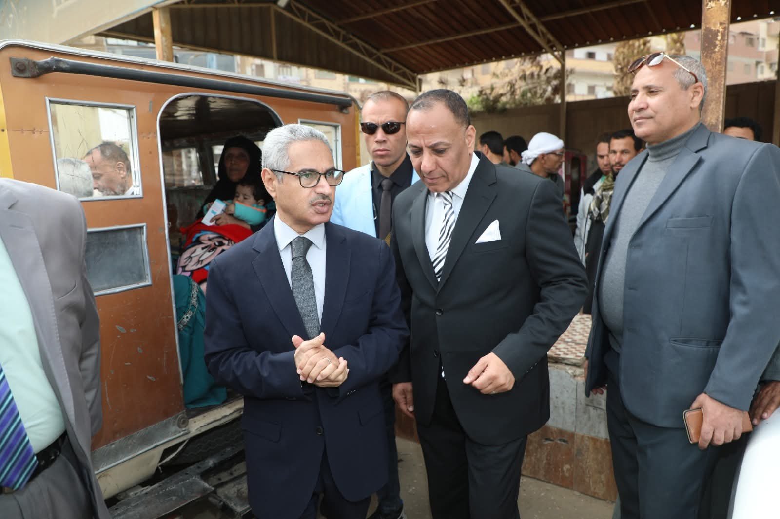 محافظ بني سويف يتابع انتظام الخدمات بمواقف السيارات ومحطات الوقود خلال زيارته لمركز سمسطا 