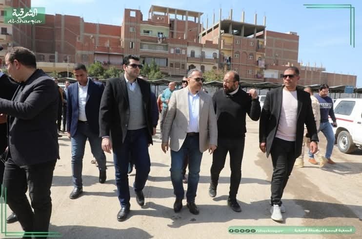 محافظ الشرقية يفاجئ مواقف سيارات الأجرة العمومية بالأحرار بمدينة الزقازيق 