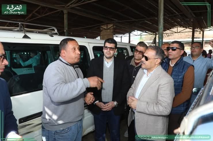 محافظ الشرقية يفاجئ مواقف سيارات الأجرة العمومية بالأحرار بمدينة الزقازيق 