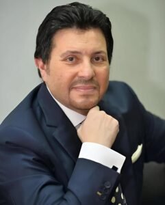 استقرار الحالة الصحية للفنان هاني شاكر واستعداده للسفر إلى فرنسا لاستكمال الفحوصات