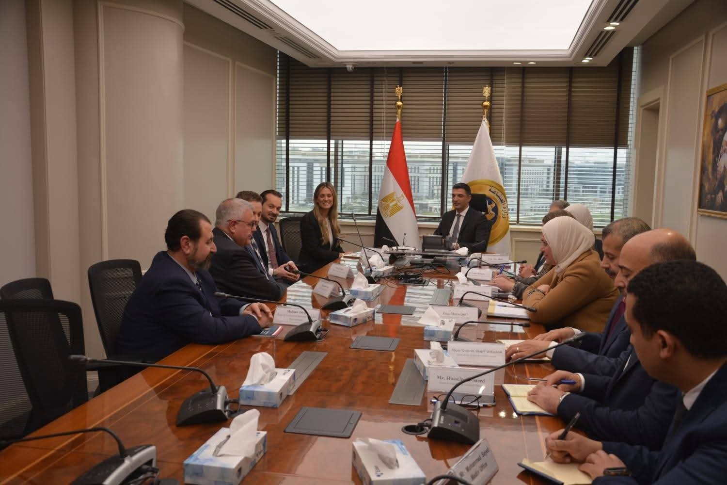 وزير الصناعة يستعرض مع «مرسيدس-بنز إيجيبت» فرص توطين صناعة السيارات وتعميق المكون المحلي 2 وزير الصناعة يستعرض مع «مرسيدس-بنز إيجيبت» فرص توطين صناعة السيارات وتعميق المكون المحلي