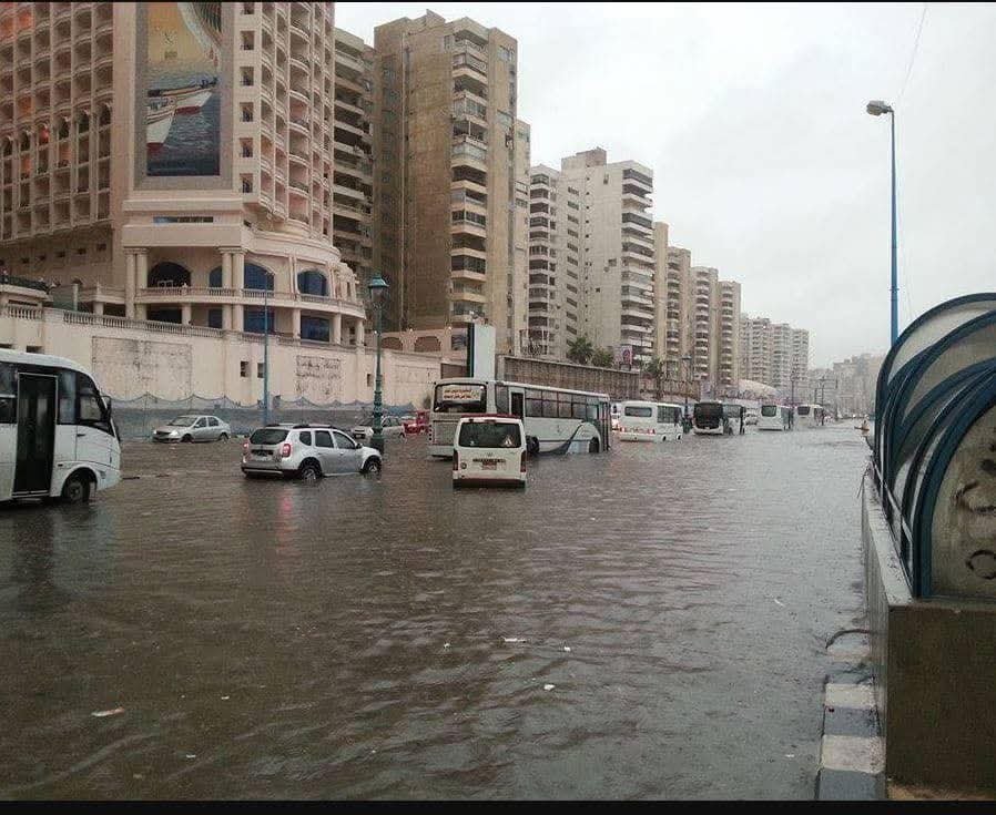 أمطار تضرب مصر بقوة.. تحذيرات عاجلة من السيول والرياح العنيفة