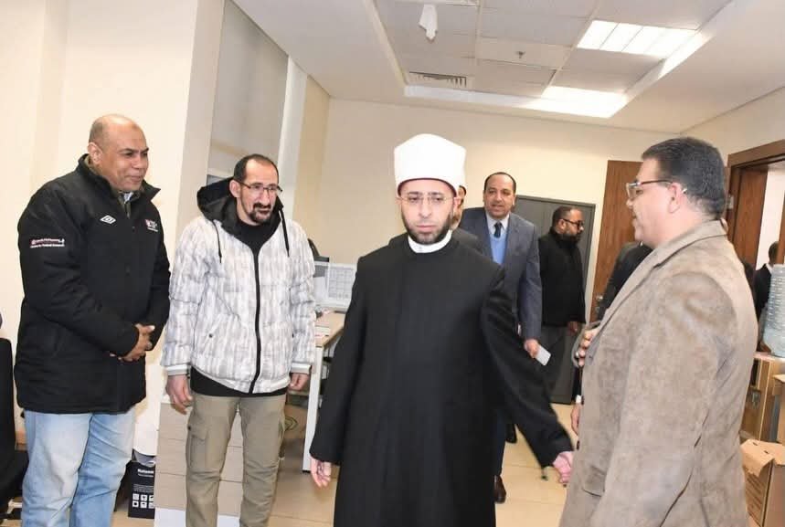 وزير الأوقاف يتفقد انتظام العمل بالديوان العام ويهنئ العاملين بعيد الفطر المبارك