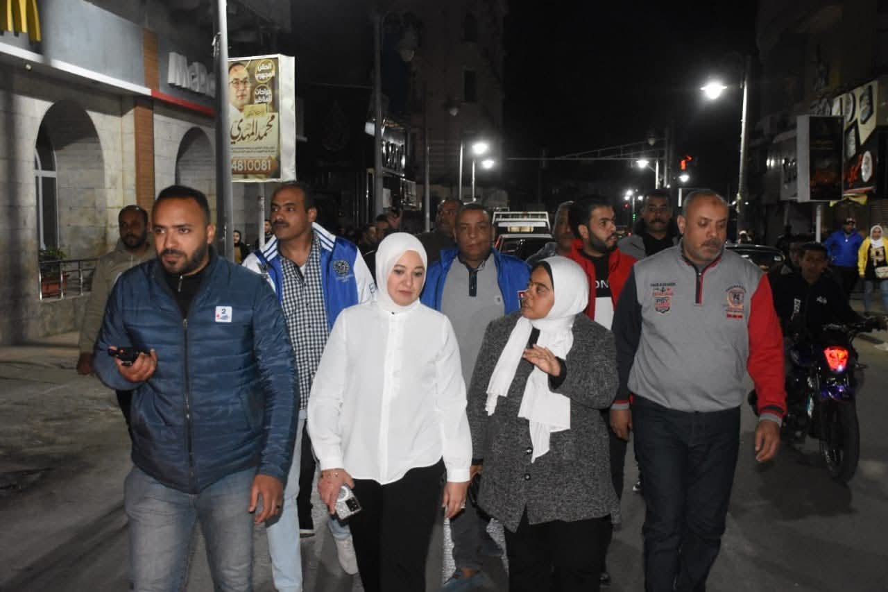 جولات مفاجئة في قلب الإسكندرية.. نائب المحافظ تشدد على الالتزام بمواعيد الغلق: لا تهاون مع المخالفين