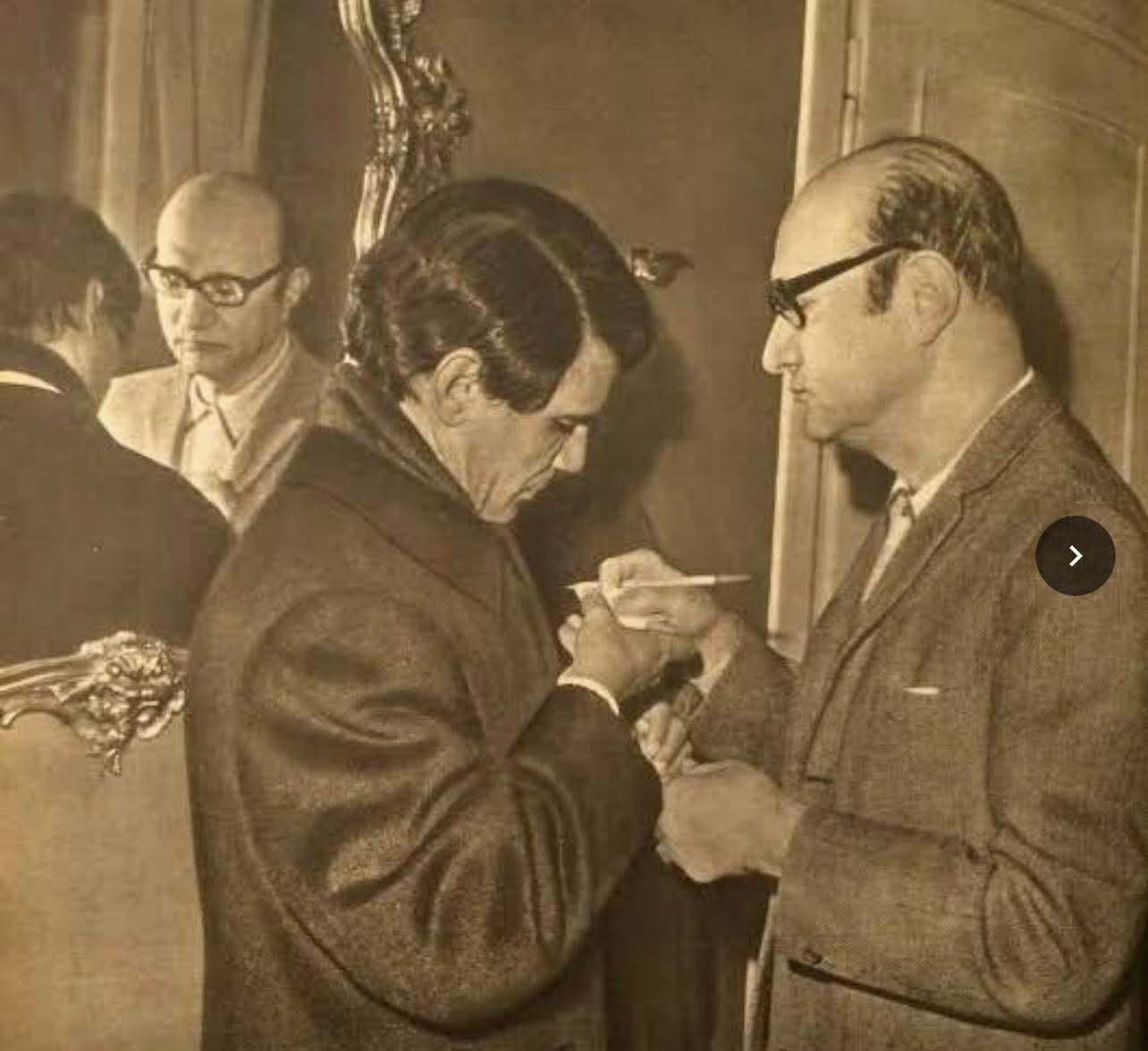 صورة نادرة تكشف لحظة إنسانية بين عبد الحليم حافظ وأستاذه محمد عبد الوهاب قبل رحلة العلاج