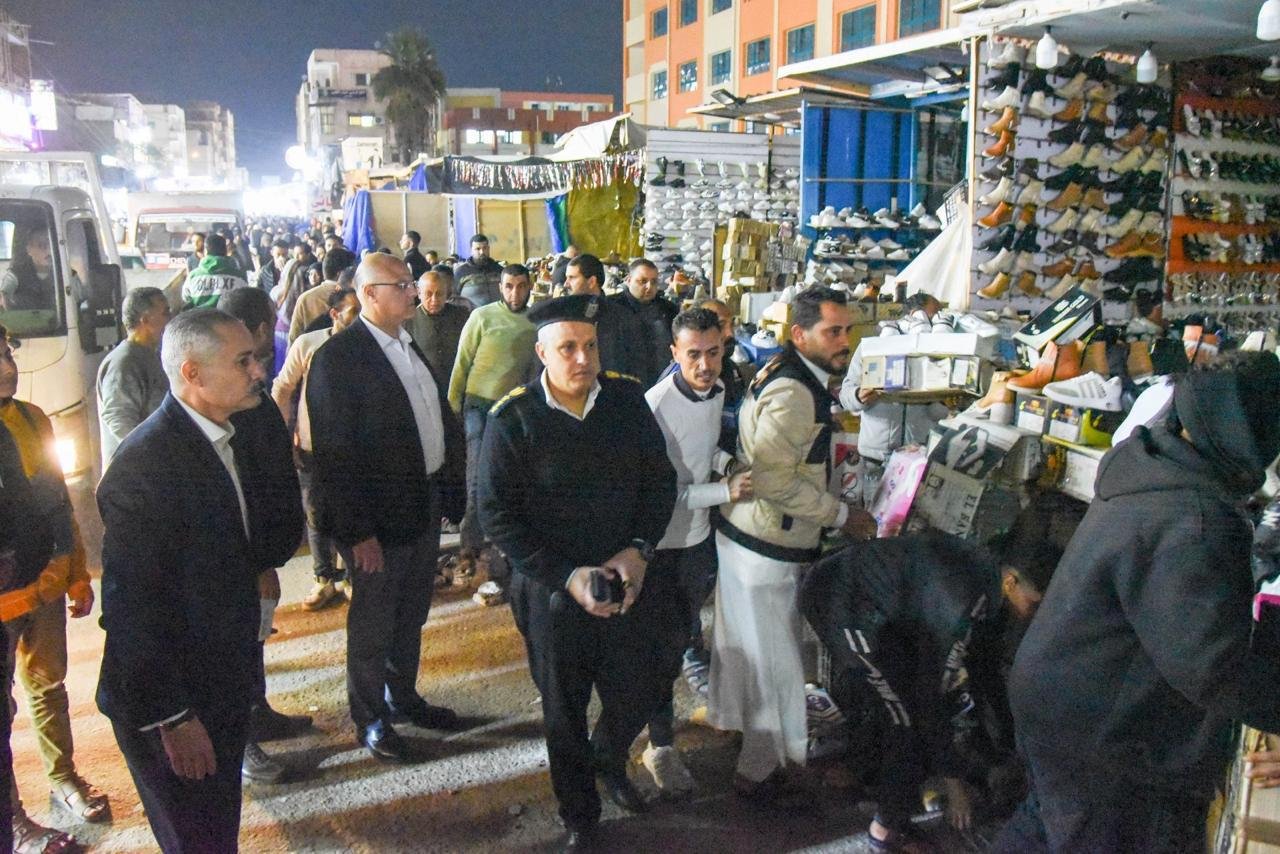 جولة مفاجئة لمحافظ الإسكندرية في العامرية تنتهي بإقالة رئيس الحي وإزالة الإشغالات بشارع الجمهورية