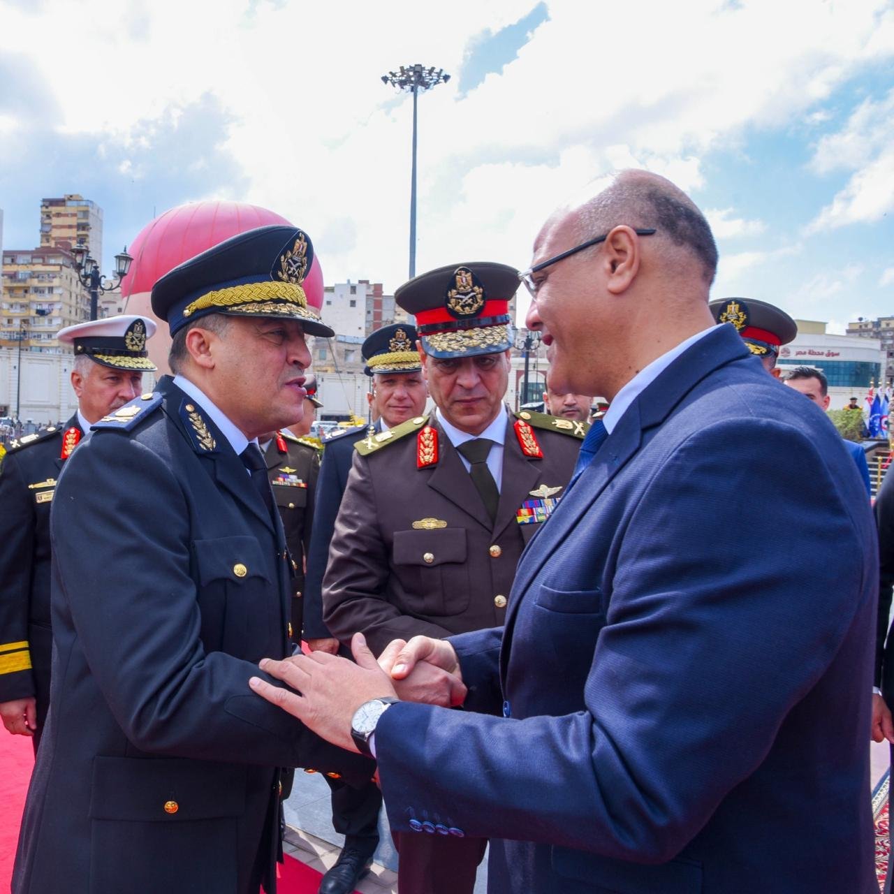 في ذكرى يوم الشهيد.. محافظ الإسكندرية وقائد المنطقة الشمالية ومدير الأمن يضعون إكليل الزهور على النصب التذكاري بمحطة مصر