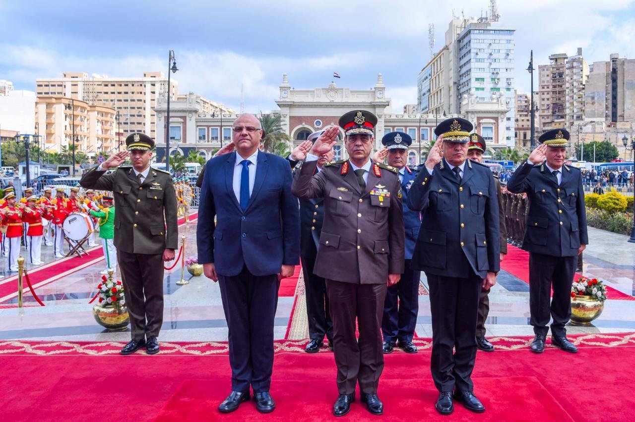 في ذكرى يوم الشهيد.. محافظ الإسكندرية وقائد المنطقة الشمالية ومدير الأمن يضعون إكليل الزهور على النصب التذكاري بمحطة مصر
