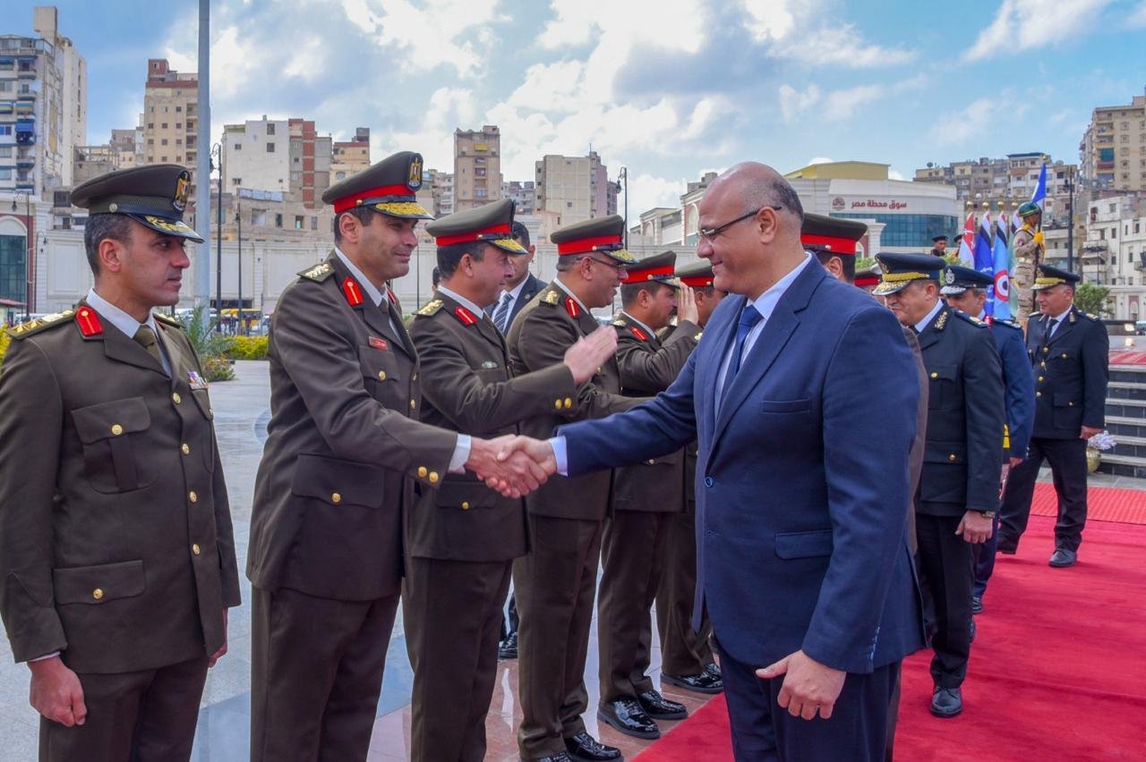 في ذكرى يوم الشهيد.. محافظ الإسكندرية وقائد المنطقة الشمالية ومدير الأمن يضعون إكليل الزهور على النصب التذكاري بمحطة مصر