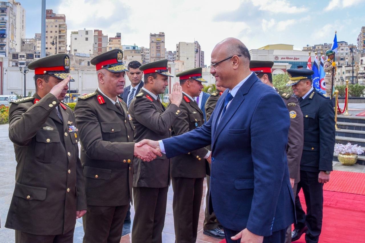 في ذكرى يوم الشهيد.. محافظ الإسكندرية وقائد المنطقة الشمالية ومدير الأمن يضعون إكليل الزهور على النصب التذكاري بمحطة مصر
