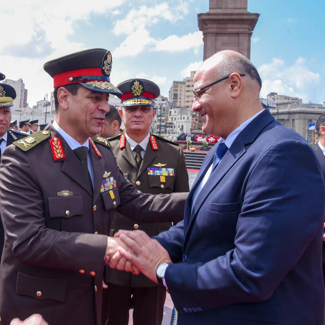 في ذكرى يوم الشهيد.. محافظ الإسكندرية وقائد المنطقة الشمالية ومدير الأمن يضعون إكليل الزهور على النصب التذكاري بمحطة مصر