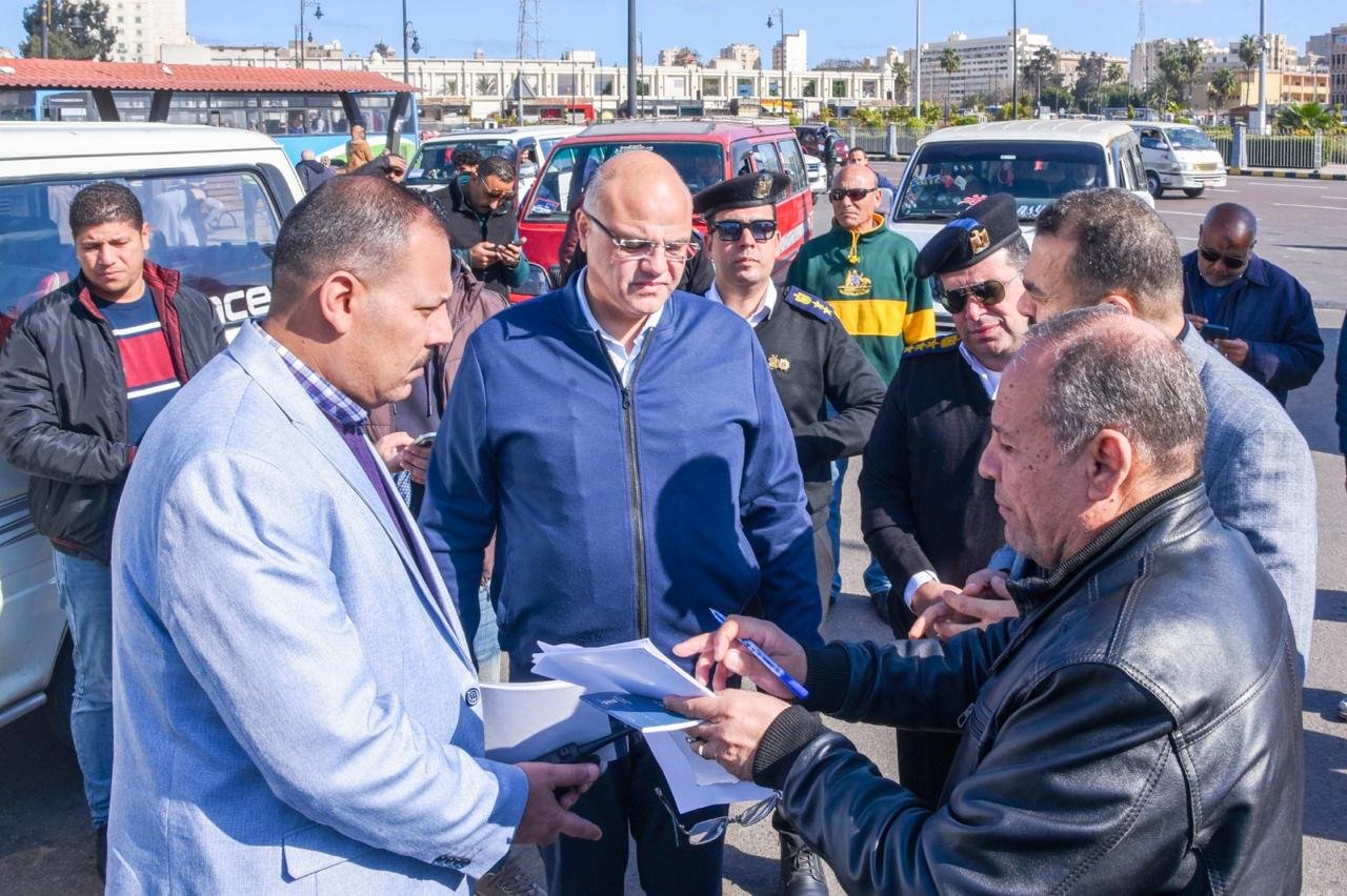 جولة مفاجئة لمحافظ الإسكندرية في موقف “سيرفيس محطة مصر” لمتابعة تطبيق التعريفة الجديدة 