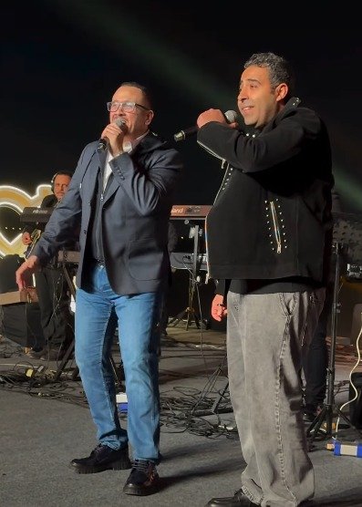 هشام عباس يحتفل بعيد ميلاد محمد عدوية على المسرح ويغنيان ناري ناري 