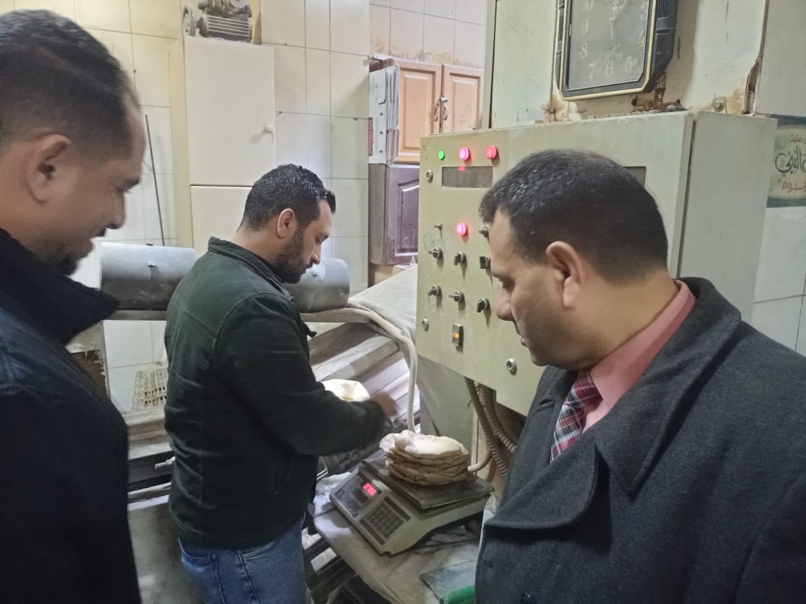 تموين الإسكندرية يضبط الأسواق بحملات موسعة.. تحرير عشرات المحاضر وضبط نحو 10 أطنان دقيق مدعم 42 تموين الإسكندرية يضبط الأسواق بحملات موسعة.. تحرير عشرات المحاضر وضبط نحو 10 أطنان دقيق مدعم