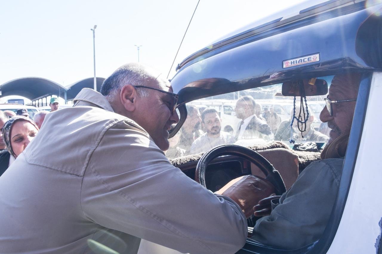 محافظ الإسكندرية في جولة مفاجئة بالموقف الجديد للتأكد من الالتزام بتعريفة الركوب الجديدة