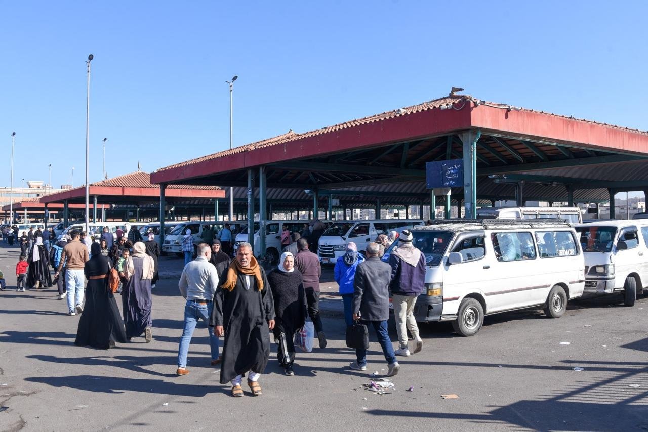 محافظ الإسكندرية في جولة مفاجئة بالموقف الجديد للتأكد من الالتزام بتعريفة الركوب الجديدة