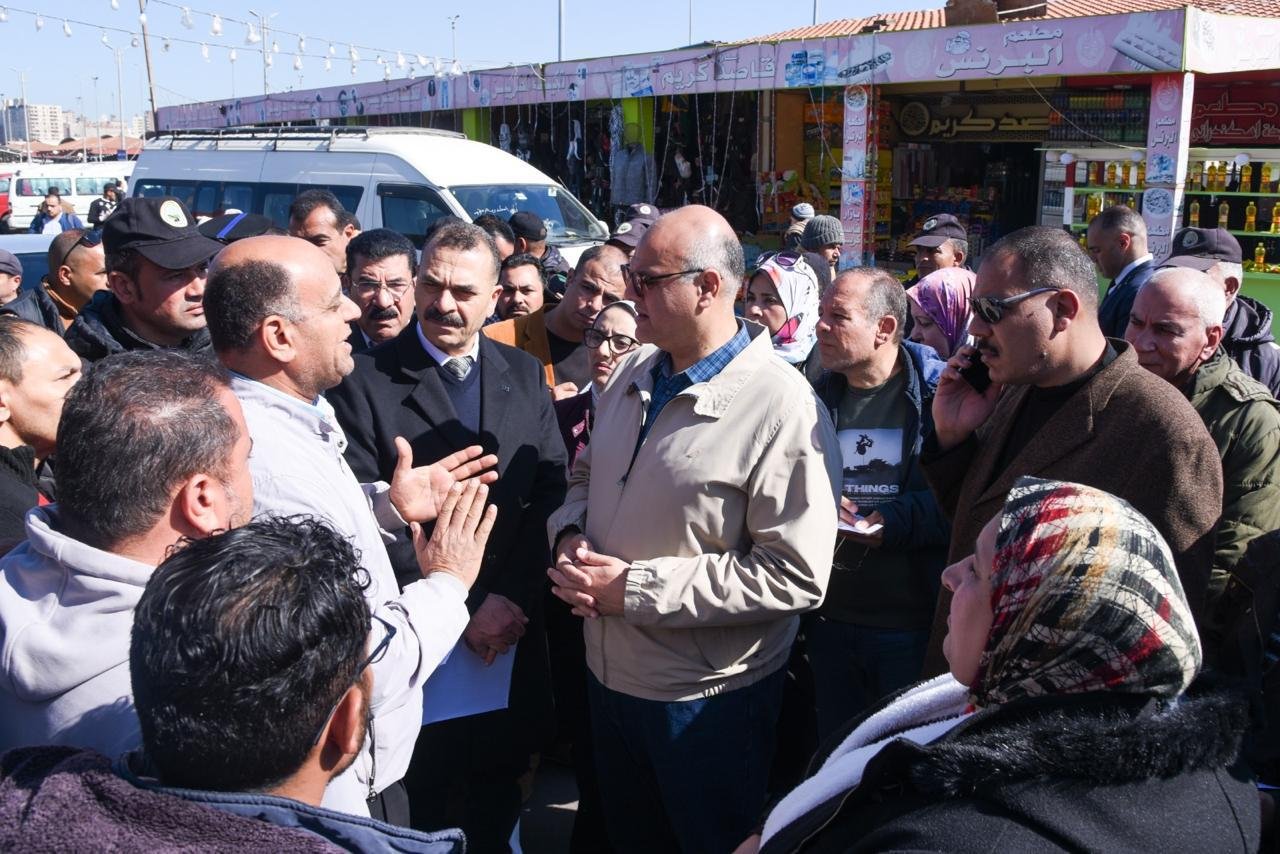 محافظ الإسكندرية في جولة مفاجئة بالموقف الجديد للتأكد من الالتزام بتعريفة الركوب الجديدة