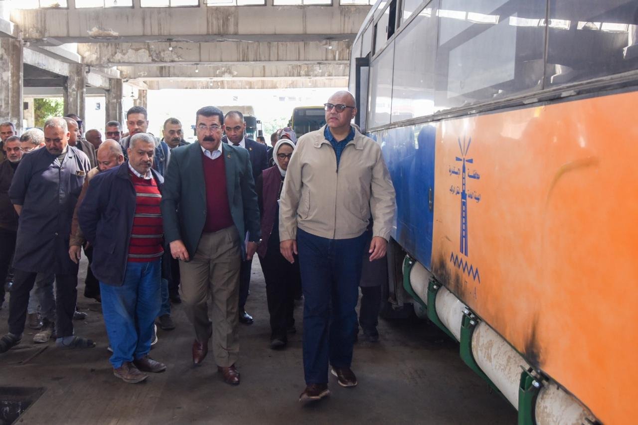 محافظ الإسكندرية يتابع تطوير أسطول النقل العام من جراج محرم بك ويوجه بسرعة صيانة الأتوبيسات المعطلة