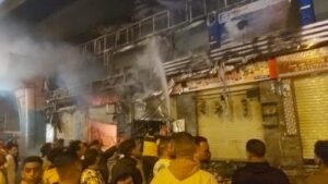 السيطرة على حريق بعدد من المحال التجارية بمنطقة الكيلو 21 بحي العجمي دون إصابات