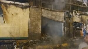 السيطرة على حريق بعدد من المحال التجارية بمنطقة الكيلو 21 بحي العجمي دون إصابات