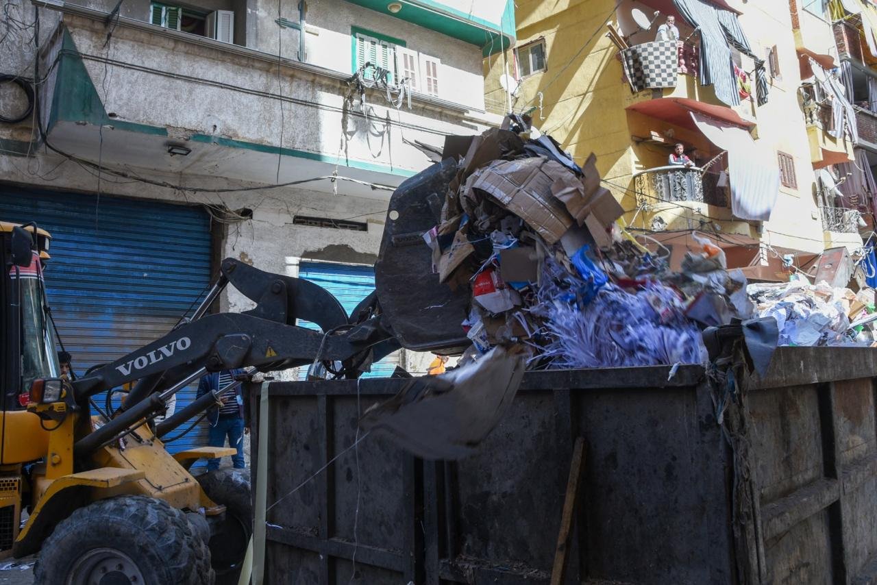 ضربة حاسمة لمخالفات فرز القمامة بالإسكندرية.. المحافظ يقود حملة مفاجئة في ثالث أيام العيد ويصادر أطنان المخلفات