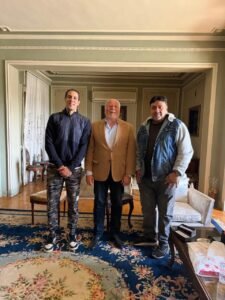 محمد شبانة وحفيد شقيقة عبد الحليم في استقبال الملك أحمد فؤاد الثاني