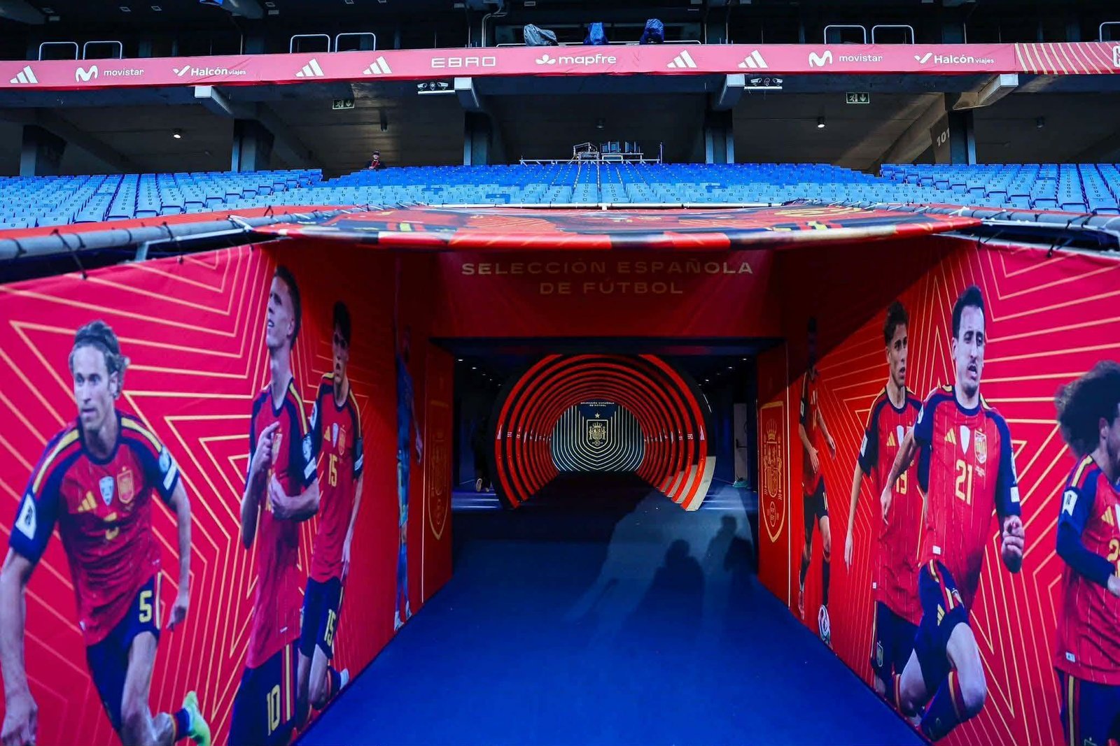 قبل مواجهة إسبانيا.. حسام حسن يتفقد ملعب إسبانيول استعدادًا للودية