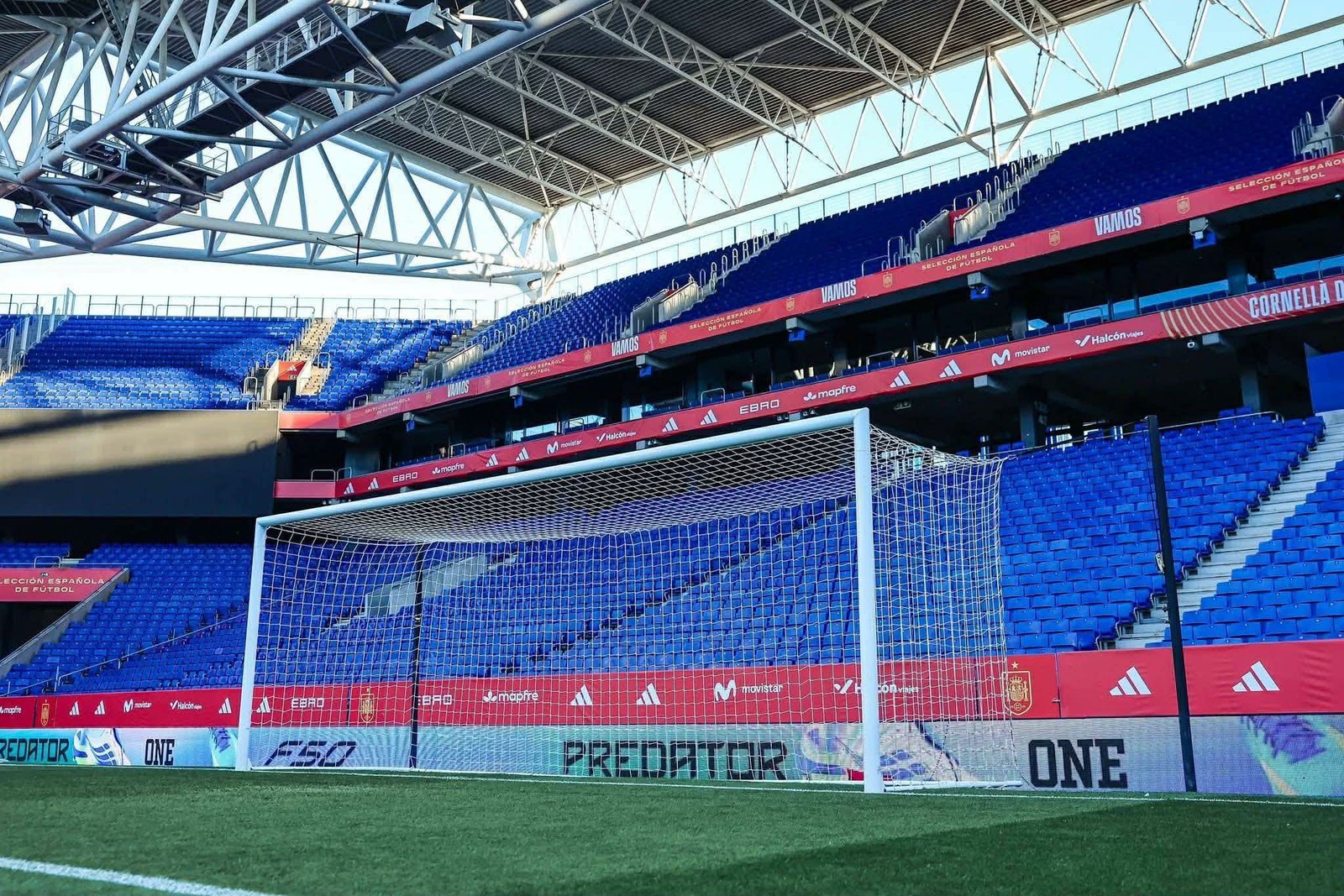 قبل مواجهة إسبانيا.. حسام حسن يتفقد ملعب إسبانيول استعدادًا للودية