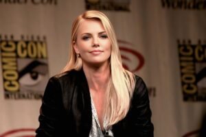 تشارليز ثيرون تكشف ليلة مقتل والدها الصادمة