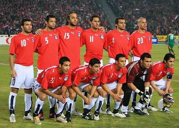 منتخب مصر للناشئين يواجه ليبيا اليوم في تصفيات شمال إفريقيا نص الخبر: يلتقي اليوم الخميس، المنتخب الوطني المصري للناشئين مواليد 2009 مع نظيره الليبي في الجولة الرابعة من تصفيات شمال إفريقيا، والتي تُعد مؤهلة لبطولة كأس الأمم الأفريقية للشباب في ليبيا. المباراة مقررة في الثانية ظهرًا تحت قيادة المدير الفني حسين عبد اللطيف. وكان مشوار ناشئي الفراعنة قد بدأ بفوز على تونس بهدف دون رد في الجولة الثانية، قبل أن يخسروا أمام المغرب بهدفين مقابل هدف في الجولة الثالثة، بينما حصل الفريق على راحة في الجولة الأولى. ويستعد الجهاز الفني للتركيز على تصحيح الأخطاء الدفاعية التي ظهرت في لقاء المغرب، وتحفيز اللاعبين نفسيًا لاستعادة نغمة الانتصارات، تمهيدًا للمواجهة الحاسمة أمام المنتخب الجزائري يوم الأحد المقبل، والتي ستحدد فرص المنتخب في التأهل للنهائيات الإفريقية.