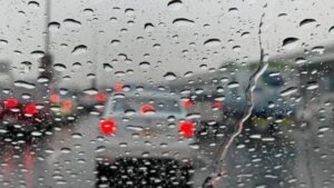 الأرصاد تحذر من طقس الجمعة: رياح مثيرة للرمال وأمطار رعدية