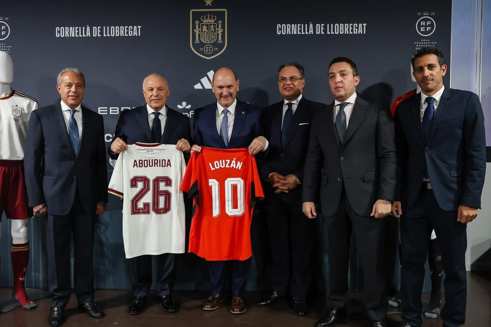 أبوريدة يكرم رئيس الاتحاد الإسباني ويهديه قميص منتخب مصر