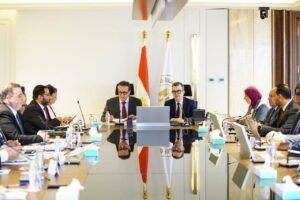 وزيرا الصحة والسكان والتخطيط والتنمية الاقتصادية يناقشان الخطة الاستثمارية لوزارة الصحة للعام المالي 2026 /2027