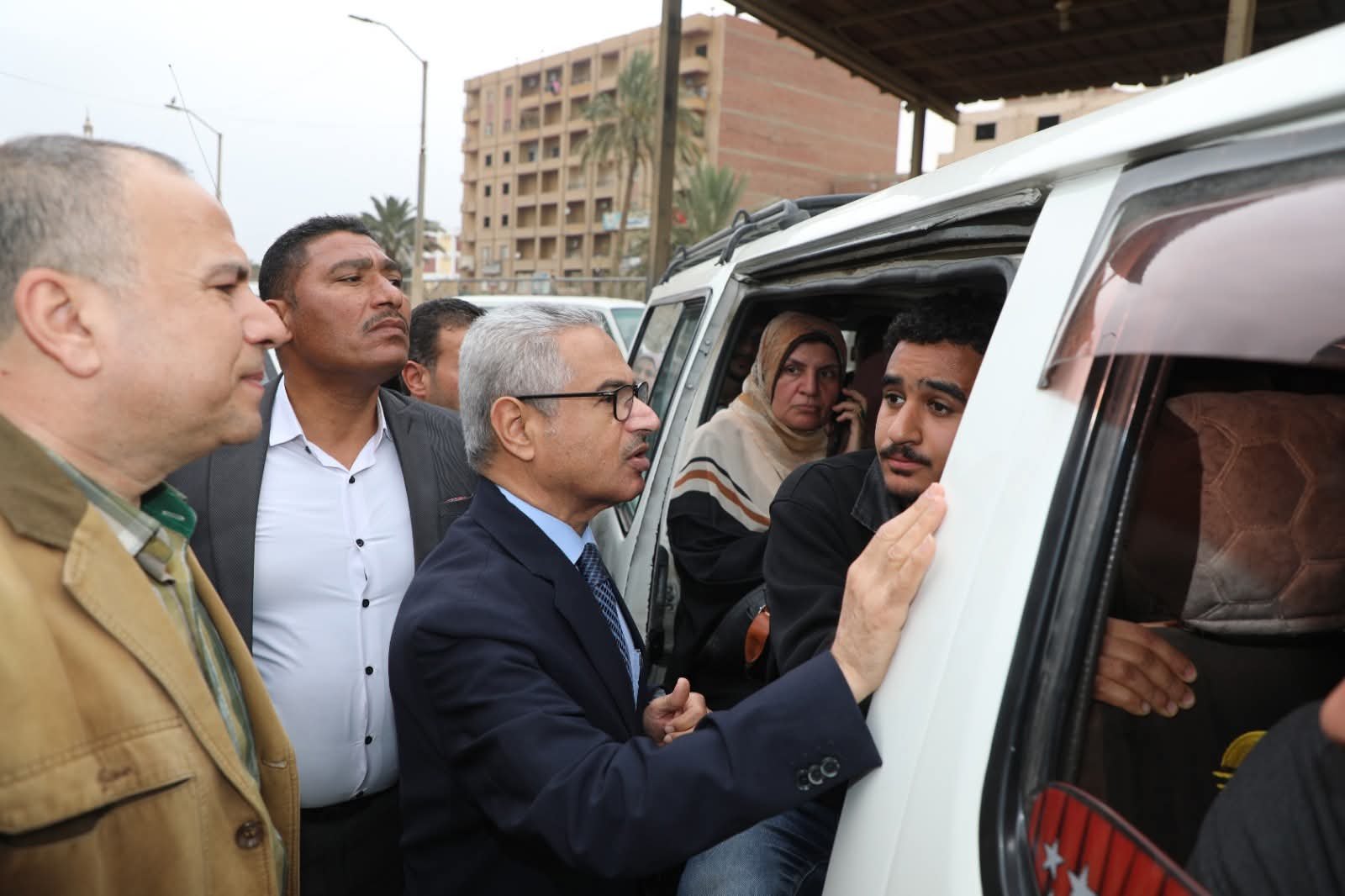 محافظ بني سويف يتفقد موقف الواسطى ويضبط مخالفة أجرة وخط سير خلال جولة ميدانية 