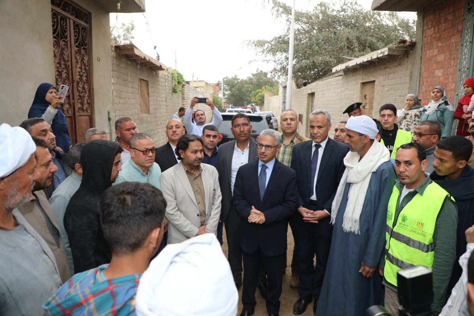 محافظ بني سويف " خلال جولته بالواسطى وناصر" يلتقي المواطنين ويوجه بتسجيل بياناتهم ومتابعة مطالبهم