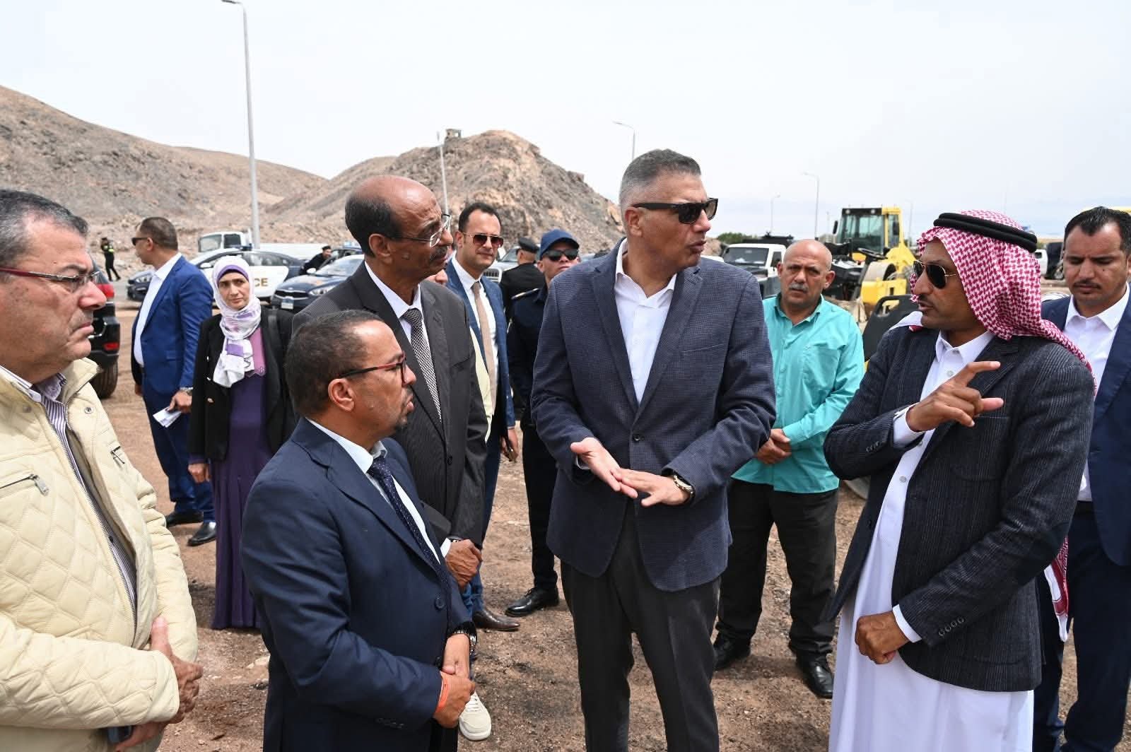 محافظ جنوب سيناء يتابع تنفيذ ساحة انتظار النقل الثقيل بطابا لتعزيز السيولة المرورية