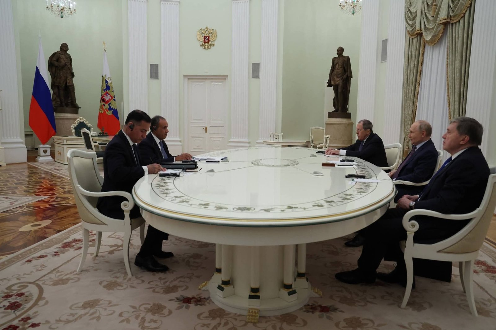 وزير الخارجية يسلم رسالة خطية من فخامة السيد رئيس الجمهورية إلى الرئيس الروسي