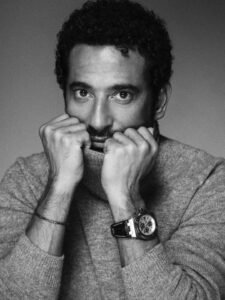 عمرو سعد يخطف الأنظار بصورة جديدة بالأبيض والأسود.. وإطلالة غامضة تثير تفاعل الجمهور 2 عمرو سعد يخطف الأنظار بصورة جديدة بالأبيض والأسود.. وإطلالة غامضة تثير تفاعل الجمهور
