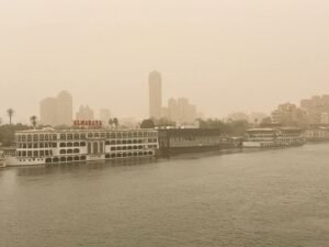 عاصفة ترابية تضرب سماء القاهرة وتُعكر الرؤية أعلى كوبري أكتوبر